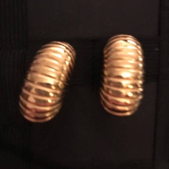𝅺Vintage Gold tone clip earring like new unbranded appropriately 1.5” - Picture 1 of 3